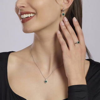 Codice: 553600

Girocollo in argento con smeraldo sintetico taglio cuoreLOVE AFFAIR