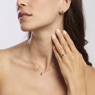 Codice: 553667

Girocollo in argento con smeraldo sintetico a forma di cuoreLOVE AFFAIR