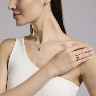 Codice: 553787

Girocollo con smeraldo sintetico taglio baguetteCool or Rétro?