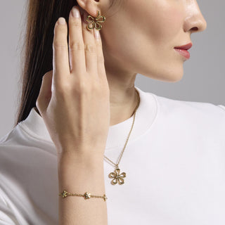 831052

Bracciale dorato con catena rolò e fiori
Style 17