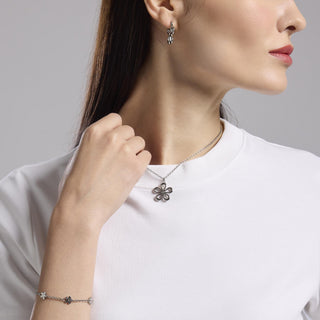 Style 17
851026

Girocollo in acciaio con catena rolò e fiore
Style 17