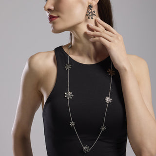 861041

Orecchini pendenti con fiori effetto martellato
Style 16