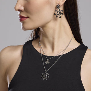 861041

Orecchini pendenti con fiori effetto martellato
Style 16