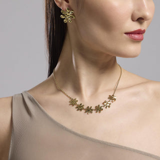 861042

Orecchini dorati con fiore effetto martellato
Style 16