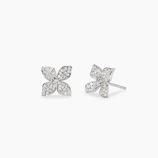 Codice: 563983

Orecchini a lobo in argento con fiore in zirconi mabina